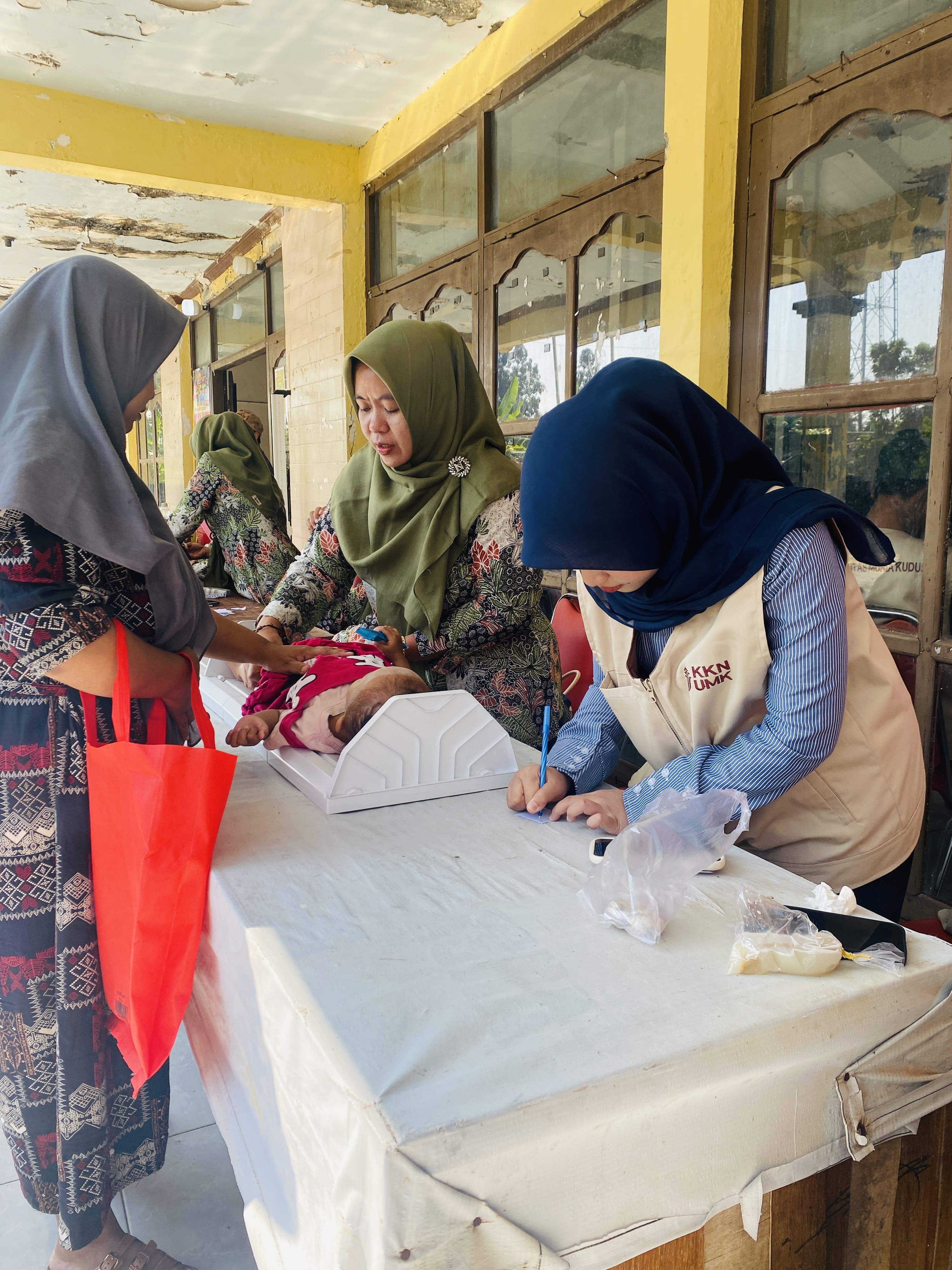 Mahasiswa KKN UMK Bantu Pelaksanaan Posyandu Desa Kutuk